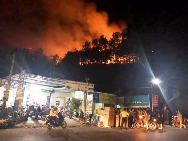 Người dân tập trung về núi Nầm để hỗ trợ cư dân di dời ngay trong đêm đến nơi an toàn.