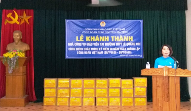 Lãnh đạo phát biểu tại buổi lễ Lãnh đạo phát biểu tại buổi lễ