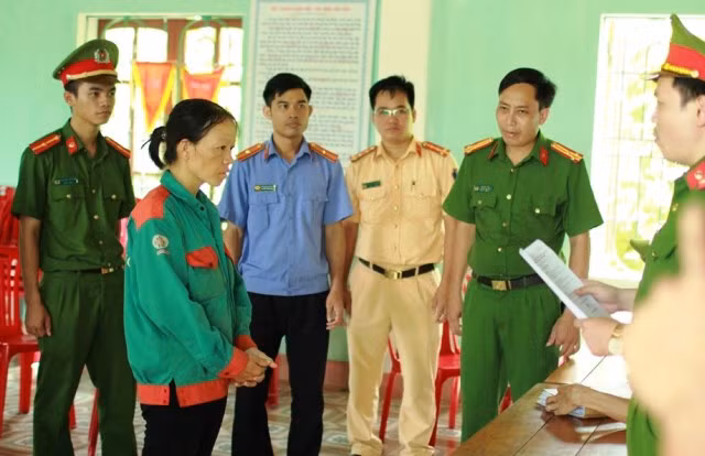 Cơ quan CSĐT tống đạt quyết định khởi tố đối với Nguyễn Thị Hảo