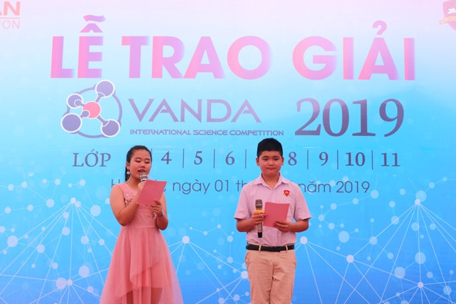 Ấn tượng với 2 MC dẫn chương trình tại buổi lễ