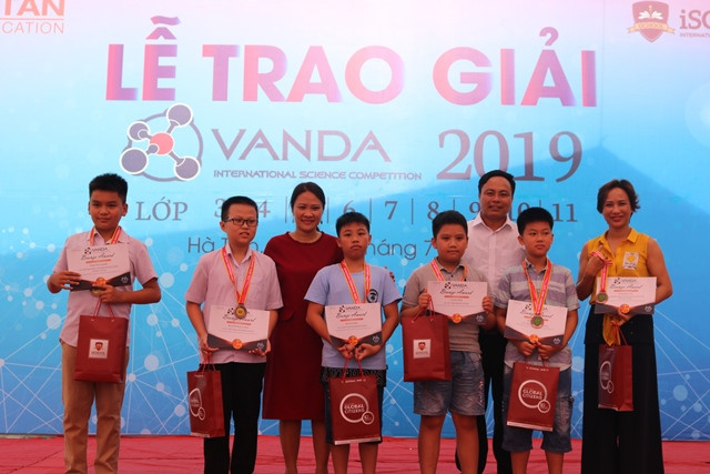 Lãnh đạo nhà trường trao giải tại buổi lễ