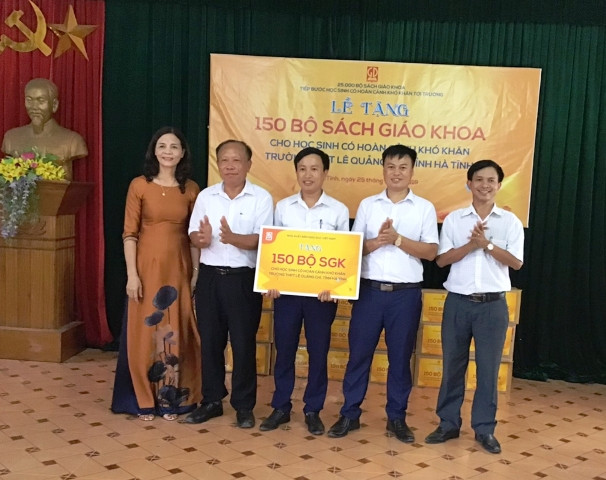 Trao 150 bộ sách giáo khoa. Trao 150 bộ sách giáo khoa.