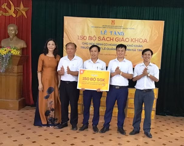 Trao 150 bộ sách giáo khoa.
