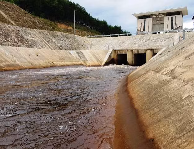 Nước đập dâng đỏ đen bất thường.