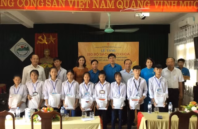 Học sinh nhà trường nhận quà