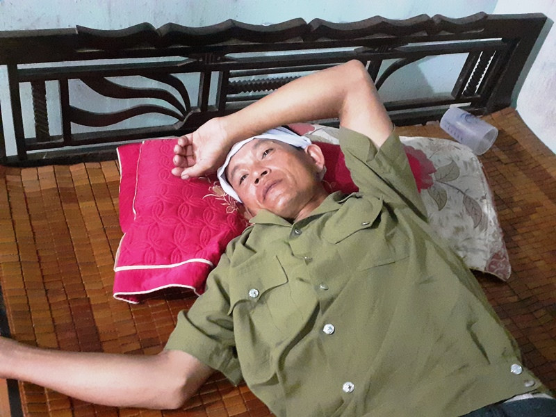 Ông Tuấn đau đớn khi con gái đã qua đời. Ông Tuấn đau đớn khi con gái đã qua đời.