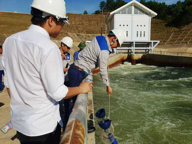 Lấy mẫu nước ở 5 vị trí. Lấy mẫu nước ở 5 vị trí.