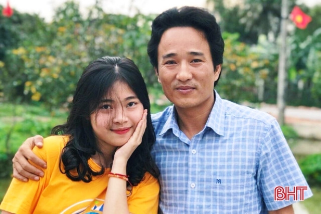 Thí sinh Ngô Thơ Trang cùng thầy giáo dạy Văn (ảnh: Báo HT) Thí sinh Ngô Thơ Trang cùng thầy giáo dạy Văn (ảnh: Báo HT)