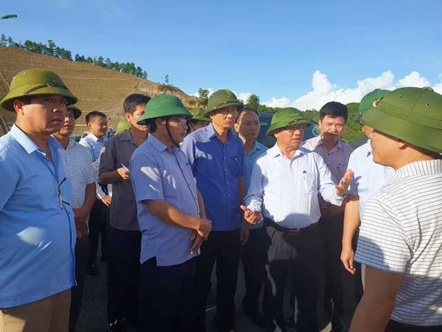 Đoàn công tác Bộ NN&PTNT và tỉnh Hà Tĩnh thị sát hiện trường, truy nguyên nhân gây hiện tượng ô nhiễm đập dâng Ngàn Trươi. Đoàn công tác Bộ NN&PTNT và tỉnh Hà Tĩnh thị sát hiện trường, truy nguyên nhân gây hiện tượng ô nhiễm đập dâng Ngàn Trươi.