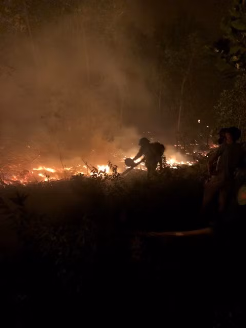 Lực lượng chức năng dập lửa trong đêm