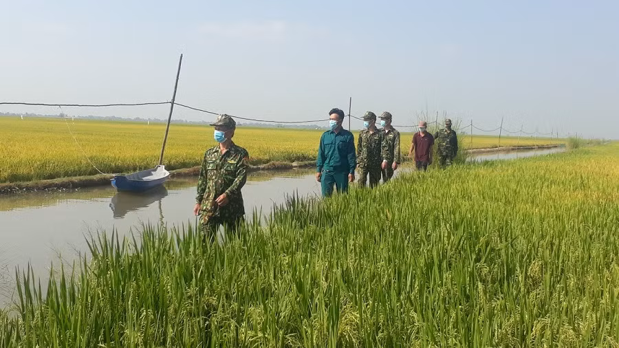 Hình ảnh chiến sĩ tuần tra biên giới (ẢNH CTTĐT An Giang).