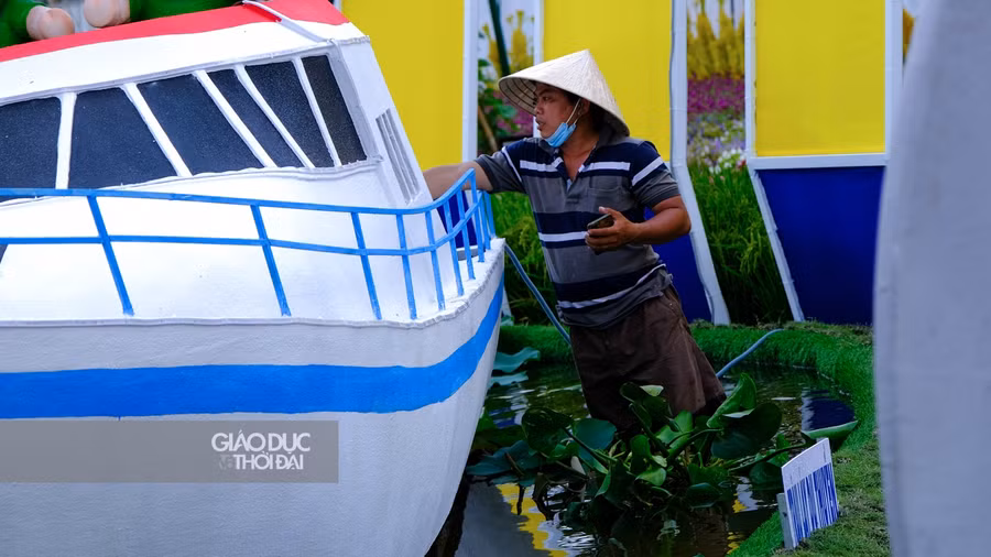 Những công đoạn cuối cùng đang được công nhân tất bật hoàn thiện.