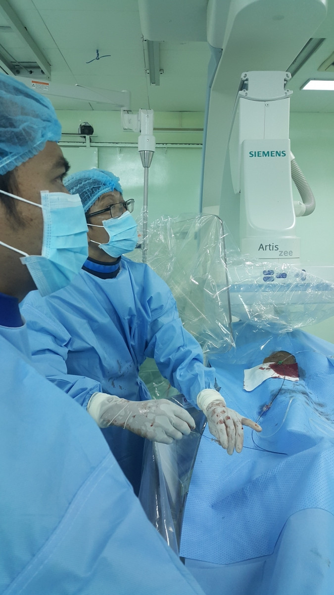 Ekíp bác sĩ điều trị cho bệnh nhân.