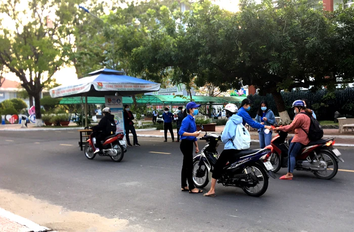 Đại học Đồng Tháp tổ chức đo thân nhiệt cho toàn bộ sinh viên đến trường (ảnh CTTĐT Đồng Tháp).