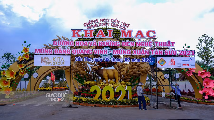 Sân khấu khai mạc đang được công nhân hoàn thiện khâu cuối cùng.