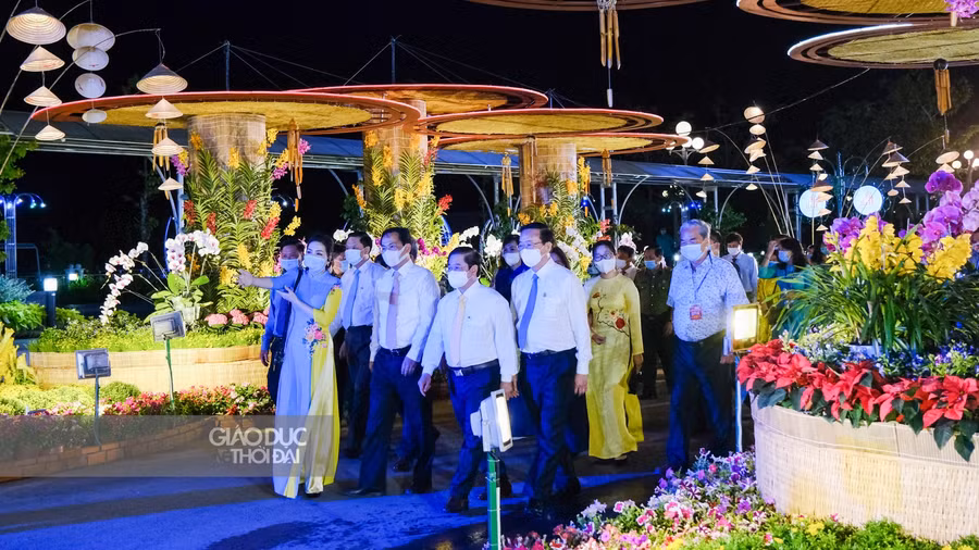 Lãnh đạo thành uỷ, UBND TP Cần Thơ và các đại biểu đi tham quan khu vực đường hoa.