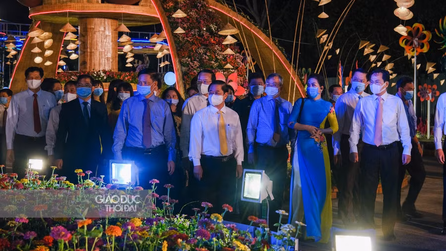 Cần Thơ: Khai mạc đường hoa và đường đèn nghệ thuật Tân Sửu 2021 ảnh 4