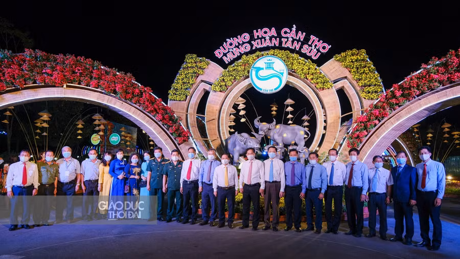 Các đại biểu chụp ảnh lưu niệm tại đường hoa.