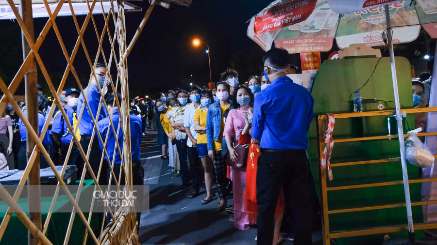 Cần Thơ: Khai mạc đường hoa và đường đèn nghệ thuật Tân Sửu 2021 ảnh 7