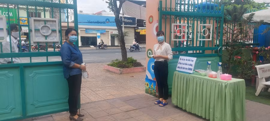 Trường MG, MN tổ chức đo thân nhiệt, đón bé ngoài cổng trường.