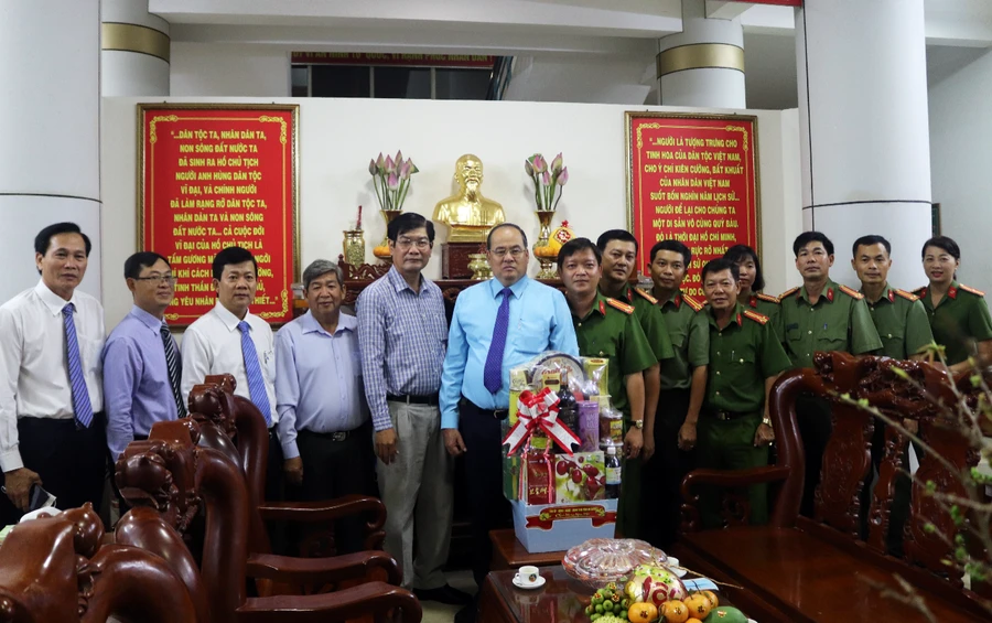 Lãnh đạo tỉnh An Giang thăm và chúc Tết cán bộ, chiến sĩ Công an thành phố Long Xuyên (Ảnh CTTĐT An Giang).