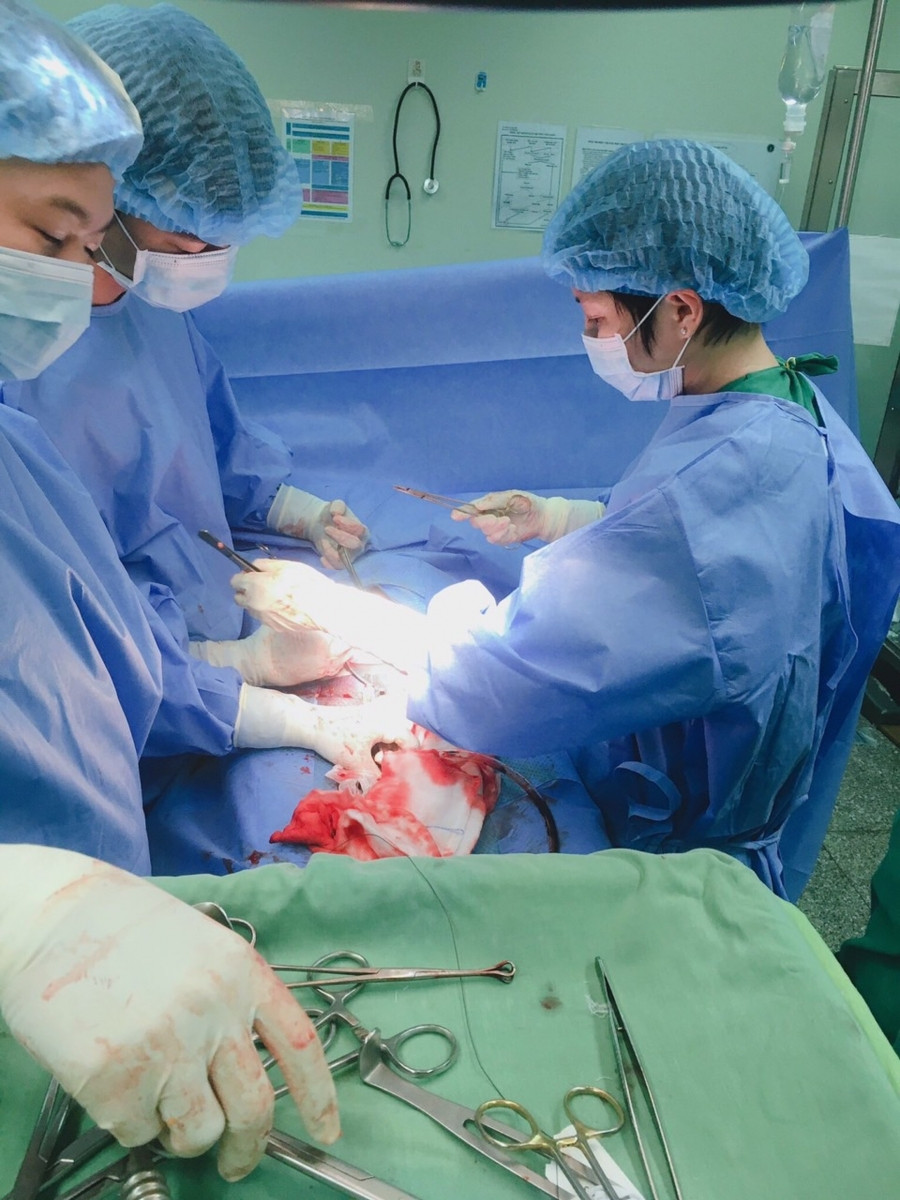 Các bác sĩ phẫu thuật cho sản phụ.