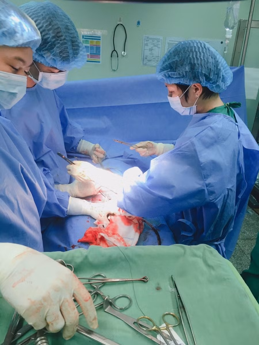 Các bác sĩ phẫu thuật cho sản phụ.