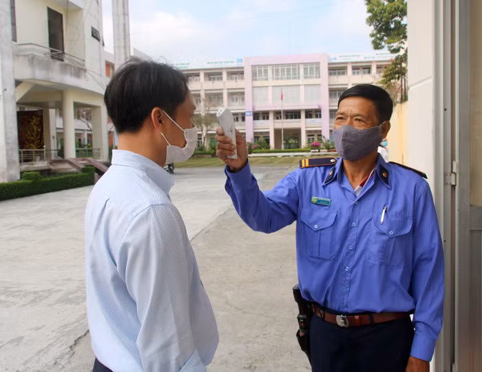 Cán bộ giáo viên, người lao động đều được yêu cầu đo thân nhiệt, đeo khẩu trang khi đến trường.