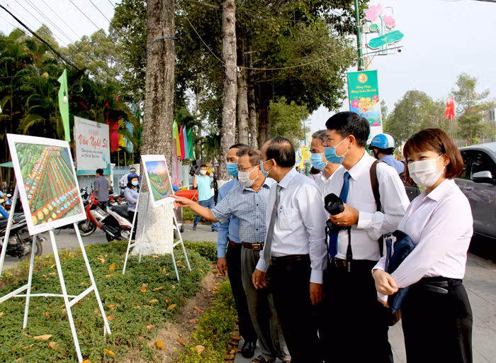 Các đại biểu tham quan tranh, ảnh được triển lãm (ảnh CTTĐT Đồng Tháp).