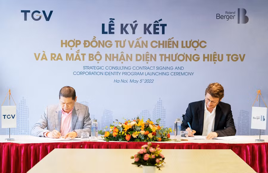 Đại diện Times Garden Việt Nam và Roland Berger thực hiện nghi thức ký kết.