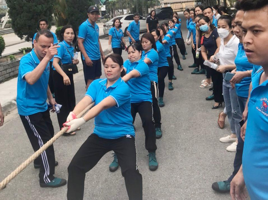 Các vận động viên tham gia môn Kéo co dành cho nữ.