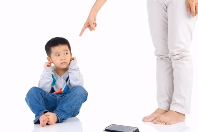 có nhũng hanh dong này, cha mẹ da quá nghiem khác khién con bị tỏn thuong hinh anh 1