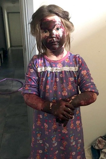 Cô bé Molly nghịch sơn khi tự chơi một mình. Cô bé Molly nghịch sơn khi tự chơi một mình. Ảnh:Sharon Edman