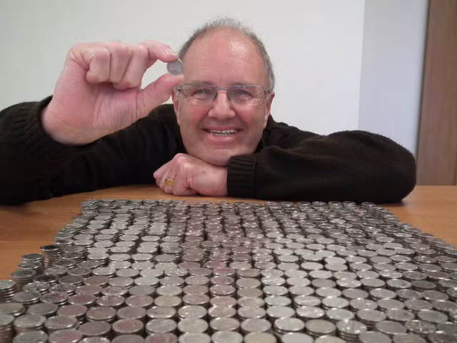 Ông Ian nhặt được hàng trăm nghìn đồng xu từ năm 2004