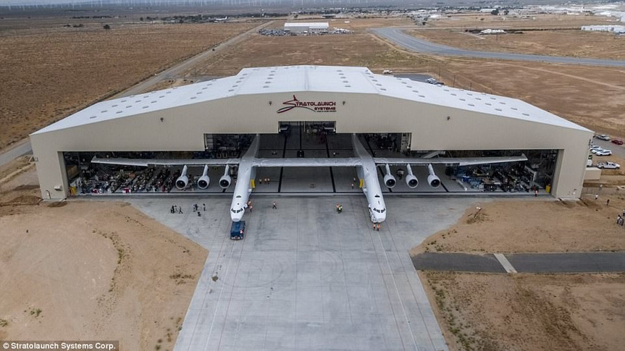 Nó trong trụ sở công ty Stratolaunch Systems Nó trong trụ sở công ty Stratolaunch Systems