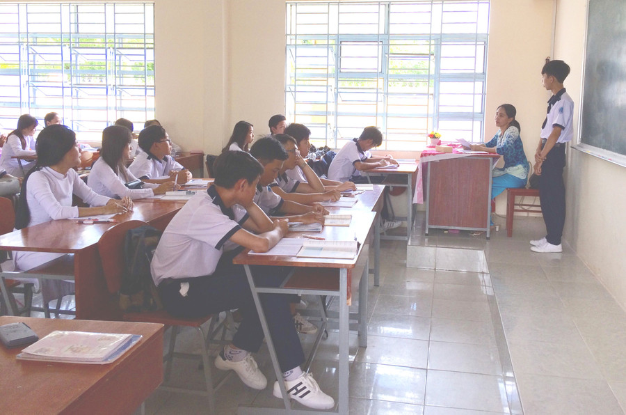 Học sinh lớp 10A2, Trường THPT TP Sóc Trăng trong giờ học.