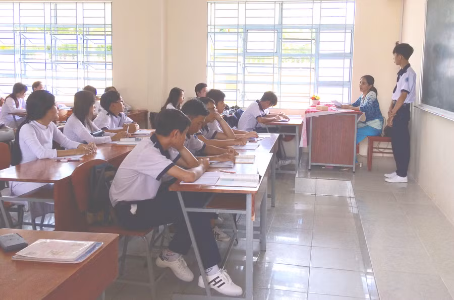 Học sinh lớp 10A2, Trường THPT TP Sóc Trăng trong giờ học.