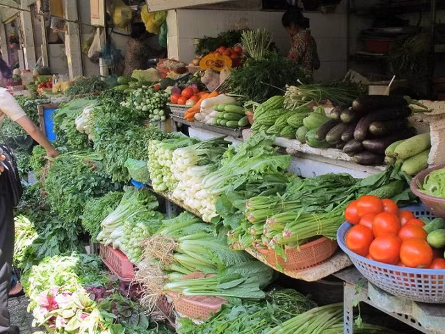 Giá lương thực, thực phẩm “té nước theo... xăng”