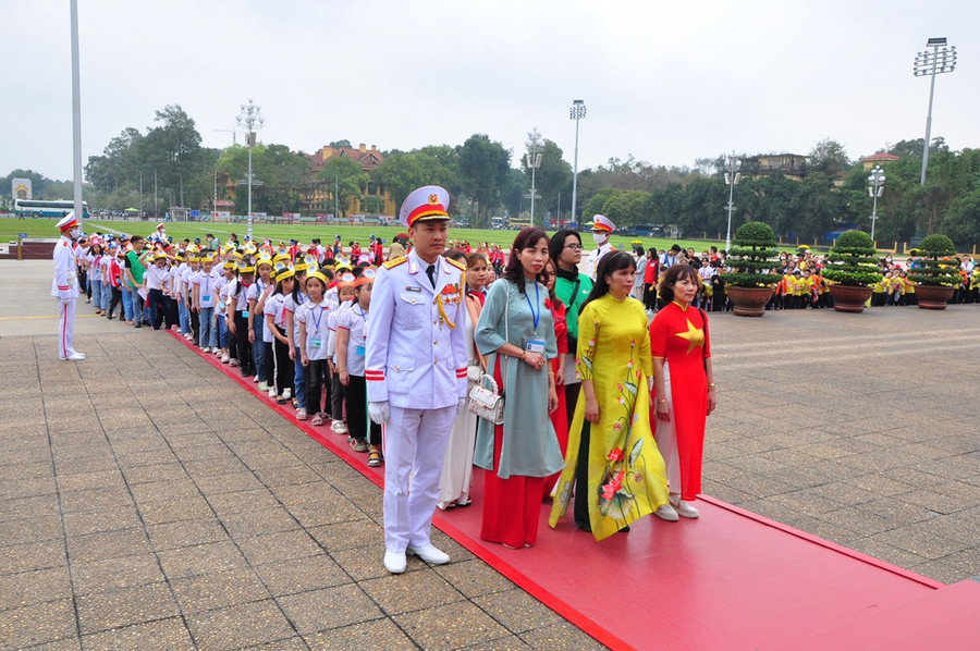 Cô trò nhà trường xếp hàng vào Lăng viếng Chủ tịch Hồ Chí Minh trong không khí trang nghiêm, thành kính. Cô trò nhà trường xếp hàng vào Lăng viếng Chủ tịch Hồ Chí Minh trong không khí trang nghiêm, thành kính.