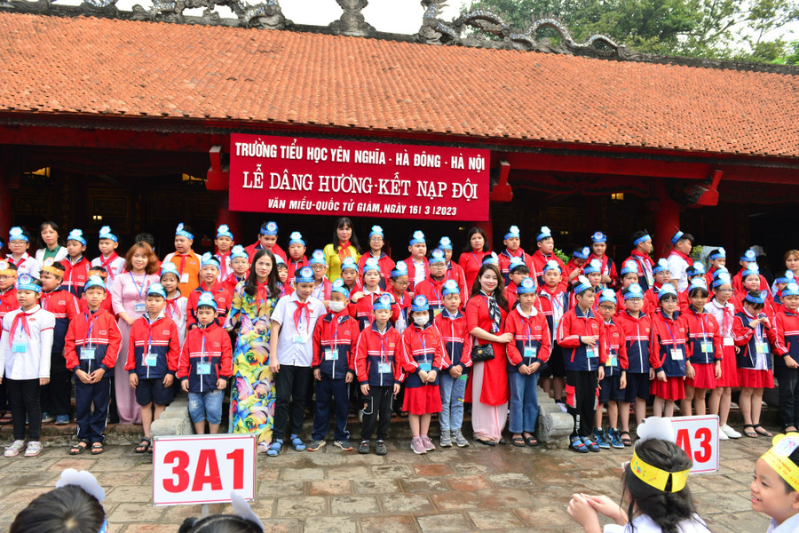 Cô trò cùng nhau ghi lại những hình ảnh đáng nhớ của chuyến thăm quan, trải nghiệm. Cô trò cùng nhau ghi lại những hình ảnh đáng nhớ của chuyến thăm quan, trải nghiệm.