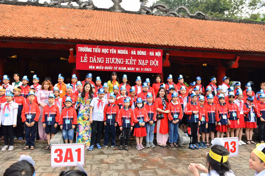 Cô trò cùng nhau ghi lại những hình ảnh đáng nhớ của chuyến thăm quan, trải nghiệm. Cô trò cùng nhau ghi lại những hình ảnh đáng nhớ của chuyến thăm quan, trải nghiệm.