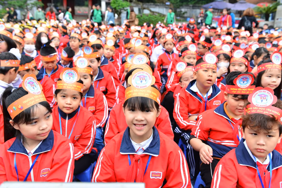 Gần 1.000 học sinh của khối 3, 4, 5 Trường Tiểu học Yên Nghĩa đã đi thăm quan, trải nghiệm tại Văn Miếu - Quốc Tử Giám trong ngày 16/3. 