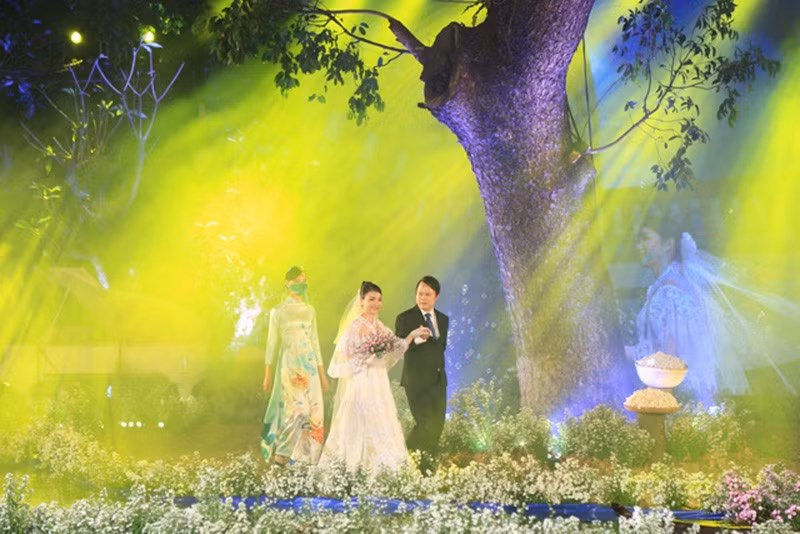 Niềm vui của cặp đôi trong khung cảnh nên thơ. Ảnh: Sức khỏe Đời sống.