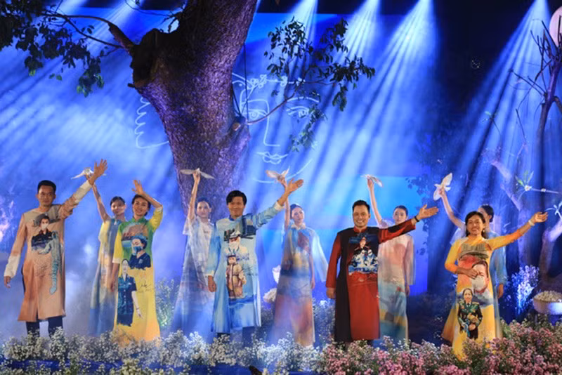 Phần trình diễn áo dài với chủ đề chống dịch. Ảnh Sức khỏe Đời sống.