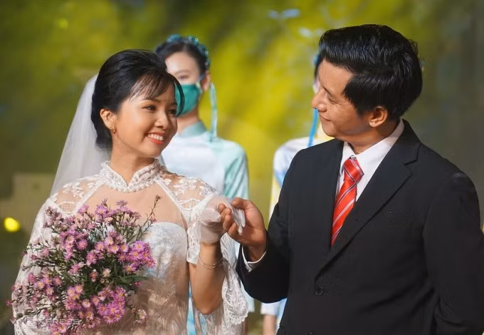 Cô dâu Huỳnh Như và chú rể Tấn Lực. Ảnh: Vnexpress.