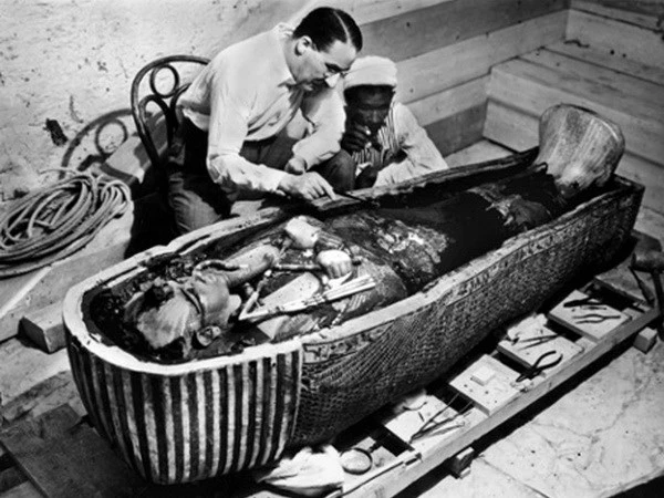 Nhà khảo cổ Howard Carter cùng xác ướp Tutankhamun. (Nguồn: Getty Images)