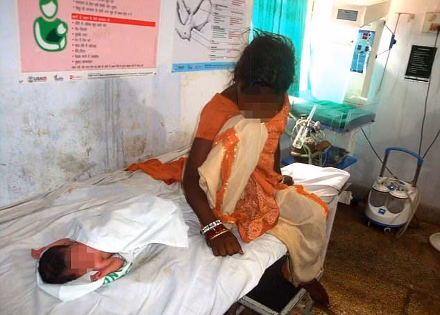 Hai mẹ con nằm trong bệnh viện