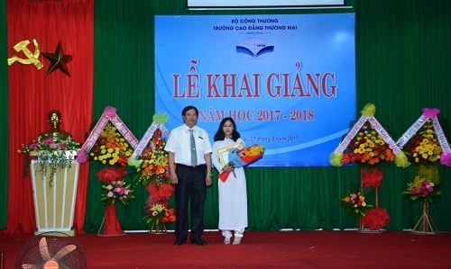 TS Đinh Văn Tuyên – Hiệu trưởng nhà trường tặng học bổng thủ khoa đầu vào cho em Dương Hoàng Phương Uyên, có điểm trúng tuyển là 21,7 điểm.