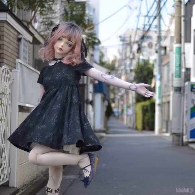 Rối trí với người mẫu giống búp bê đến không thể phân biệt được ảnh 2