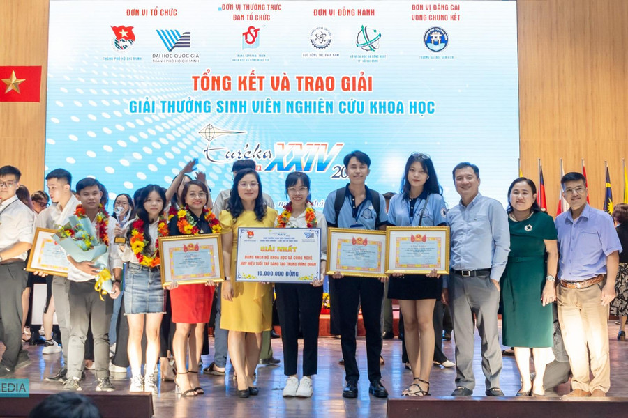 Niềm vui của thầy và trò trong lễ trao giải thưởng. Niềm vui của thầy và trò trong lễ trao giải thưởng.